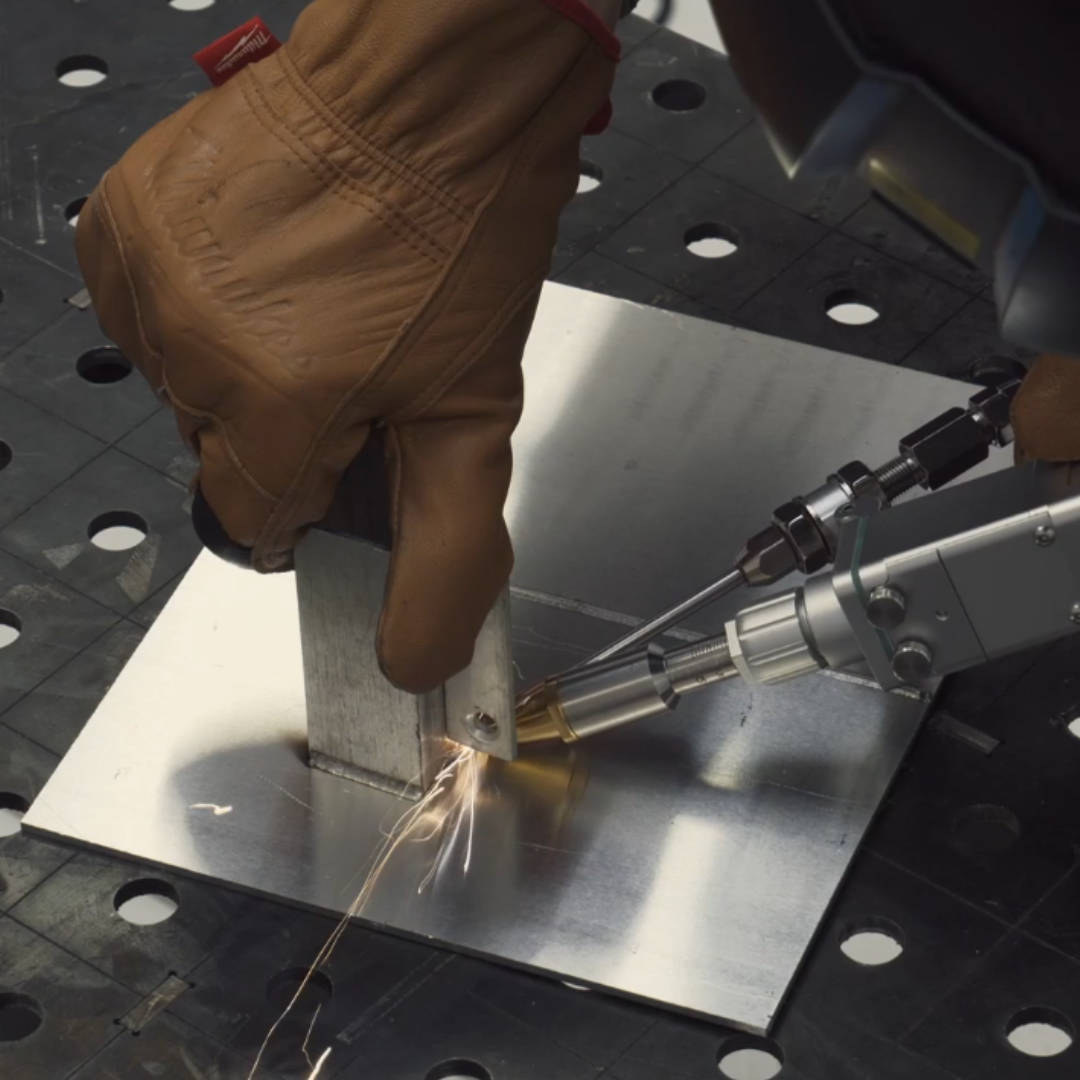 Spawanie laserowe dwóch metalowych elementów za pomocą ręcznego narzędzia laserowego — Wsparcie Laserowe.