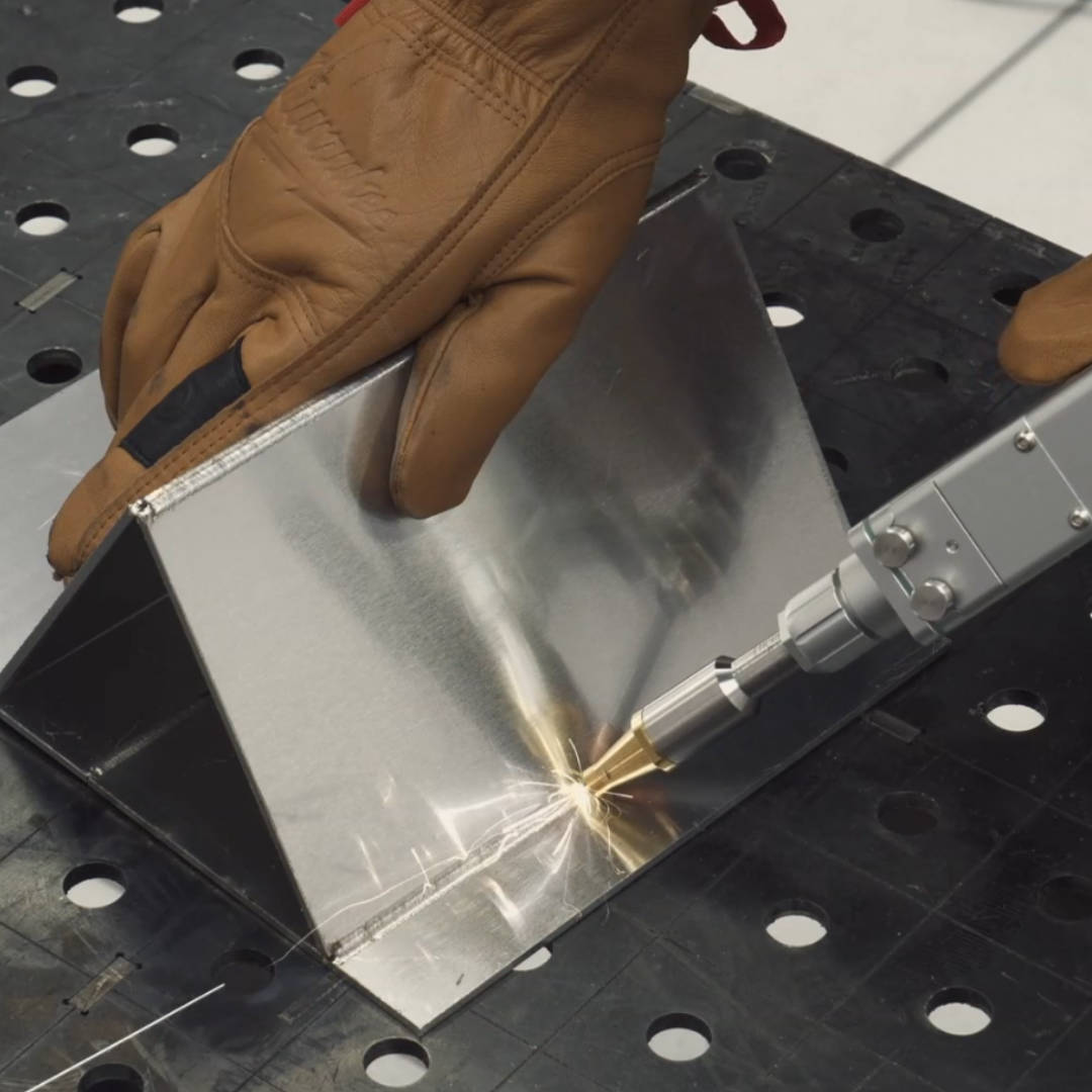 Spawanie laserowe aluminiowych elementów w kształcie trójkąta za pomocą ręcznego narzędzia laserowego — Wsparcie Laserowe.