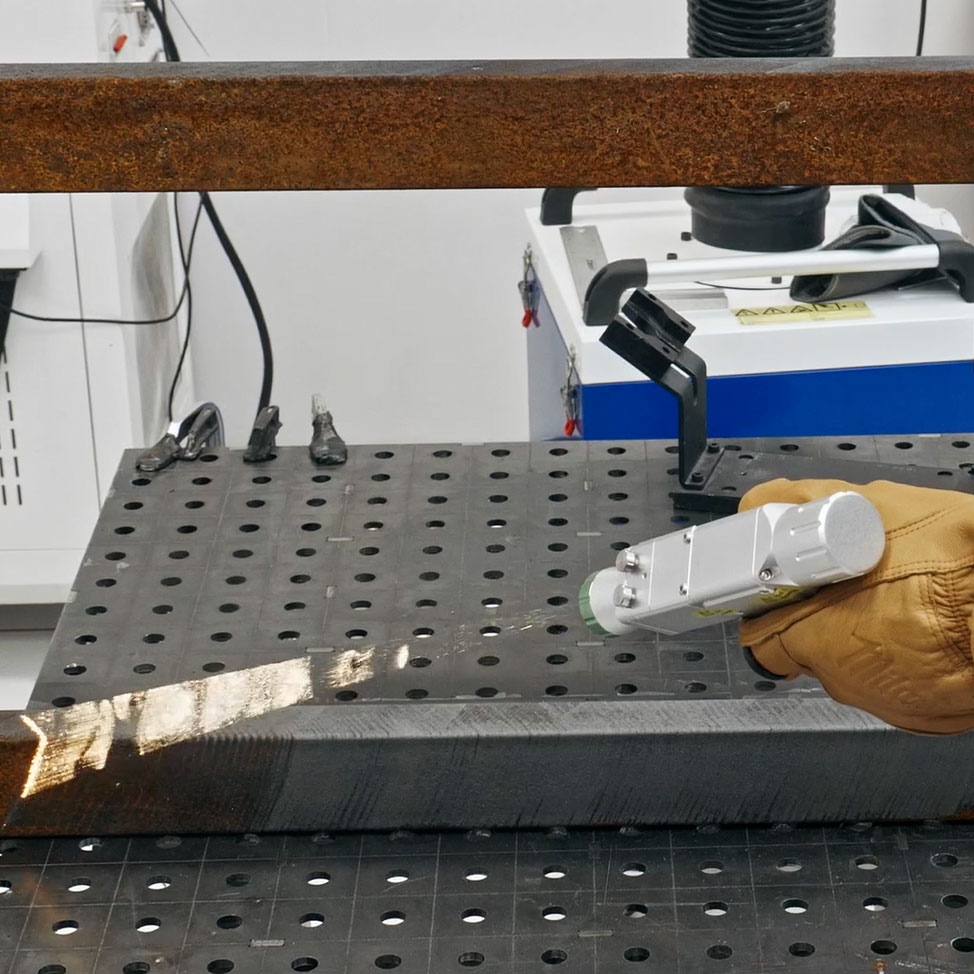 Czyszczenie laserem czy piaskowanie? Co lepsze? Czyszczenie laserowe vs piaskiem. Wsparcie Laserowe Białystok Pokaz czyszczenia laserowego. Wypożyczenie czyszczarki laserowej