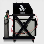 Mobilny wózek transportowy na spawarkę laserową chłodzoną powietrzem. Ergonomiczny sposób na przewożenie sprzętu i utrzymanie porządku na stanowisku pracy.