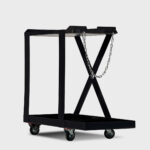 Solidny wózek ze stali węglowej na spawarkę laserową. Posiada dwa poziomy – na urządzenie i na podajnik drutu. Stabilne kółka.