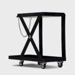 Wózek do spawarki laserowej chłodzonej powietrzem wykonany ze stali węglowej. Zapewnia mobilność i bezpieczne miejsce na podajnik drutu, od Wsparcie Laserowe.