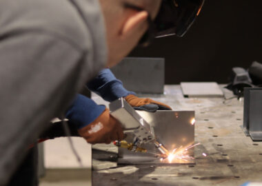 Spawacz wykonujący ręczne spawanie laserowe metodą 521 w certyfikowanym ośrodku szkoleniowym.
