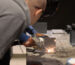 Spawacz wykonujący ręczne spawanie laserowe metodą 521 w certyfikowanym ośrodku szkoleniowym.
