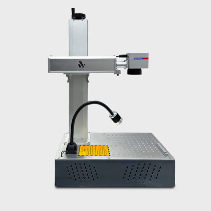 Profesjonalna znakowarka laserowa ze źródłem Maxphotonics w pełnej zabudowie. Precyzyjne znakowanie metali i tworzyw od Wsparcie Laserowe.