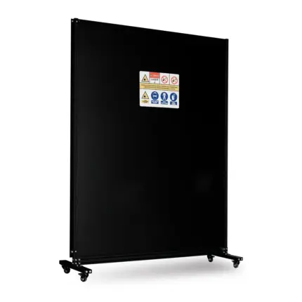 Solidny ekran ochronny do spawania laserowego o wysokości 2,14 m osadzony w aluminiowej ramie.