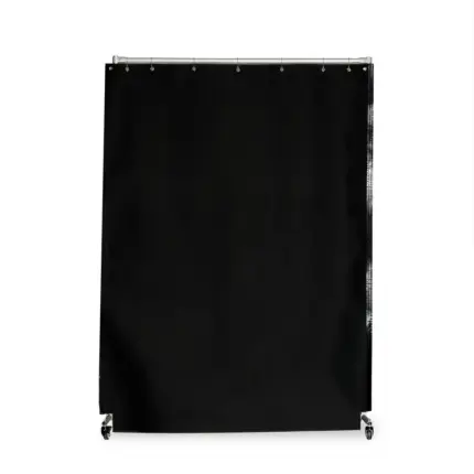 Modułowe ekrany ochronne na kółkach tworzące bezpieczną strefę do spawania laserowego w warsztacie.