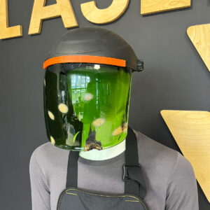 Maska ochronna z filtrem do spawania, czyszczenia laserem. Widoczne uszkodzenia po bezpośrednim działaniem wiązki lasera