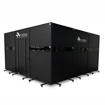 Przykładowe stanowisko laserowe o wymiarach 4,6 na 4,6 metra z drzwiami i oknem ochronnym.