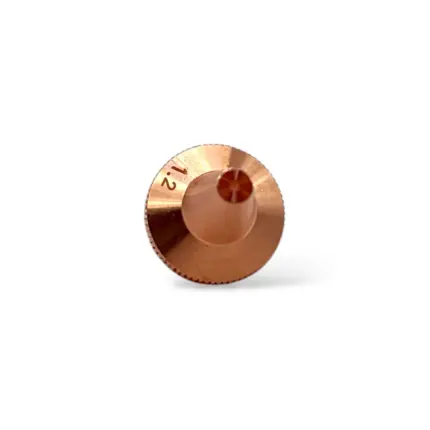 Zbliżenie na wylot gazu 1.2 mm w dyszy do wycinania laserowego stali czarnej.