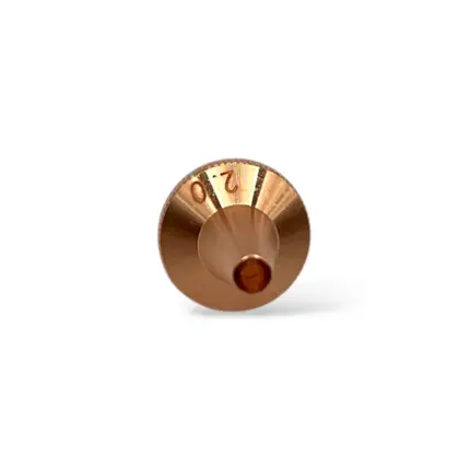 Zbliżenie na otwór 2.0 mm w dyszy miedzianej M8 do cięcia laserowego.